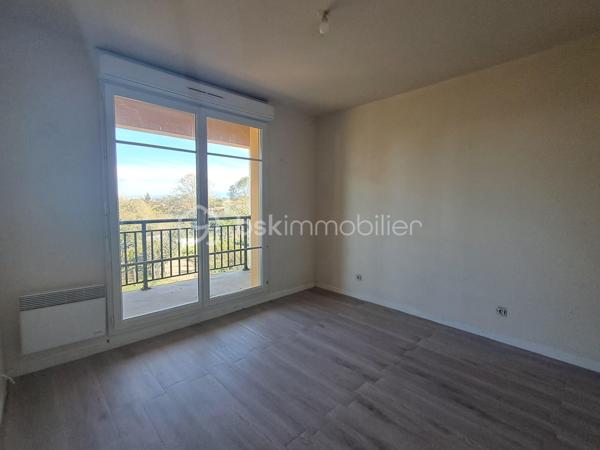 Découvrez cet appartement T3 en duplex, situé dans une résidence en pleine transformation, qui gagne en attractivité. Cet espace lumineux et bien entretenu est parfait pour une vie confortable.

Caractéristiques de l'appartement :

Entrée accueillante donnant sur un séjour spacieux et une cuisine ouverte, tous deux disposant d’un balcon commun offrant une vue dégagée, idéal pour vos moments de détente.
La cuisine est a aménagée à son goût.
À l’étage, vous trouverez deux chambres , dont une avec son propre balcon
Salle de bain située à l'étage pour plus de praticité
Les WC sont situés dans l'entrée, ajoutant à la fonctionnalité de l'espace
Le chauffage électrique assure un confort optimal tout au long de l'année. 

Charges de copropriété 300€/trimestre 
Taxe foncière 800€ 

Ne manquez pas cette occasion de vivre dans un cadre agréable, en pleine évolution. Contactez-moi dès maintenant pour organiser une visite !