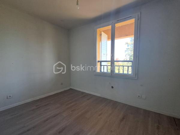 Découvrez cet appartement T3 en duplex, situé dans une résidence en pleine transformation, qui gagne en attractivité. Cet espace lumineux et bien entretenu est parfait pour une vie confortable.

Caractéristiques de l'appartement :

Entrée accueillante donnant sur un séjour spacieux et une cuisine ouverte, tous deux disposant d’un balcon commun offrant une vue dégagée, idéal pour vos moments de détente.
La cuisine est a aménagée à son goût.
À l’étage, vous trouverez deux chambres , dont une avec son propre balcon
Salle de bain située à l'étage pour plus de praticité
Les WC sont situés dans l'entrée, ajoutant à la fonctionnalité de l'espace
Le chauffage électrique assure un confort optimal tout au long de l'année. 

Charges de copropriété 300€/trimestre 
Taxe foncière 800€ 

Ne manquez pas cette occasion de vivre dans un cadre agréable, en pleine évolution. Contactez-moi dès maintenant pour organiser une visite !