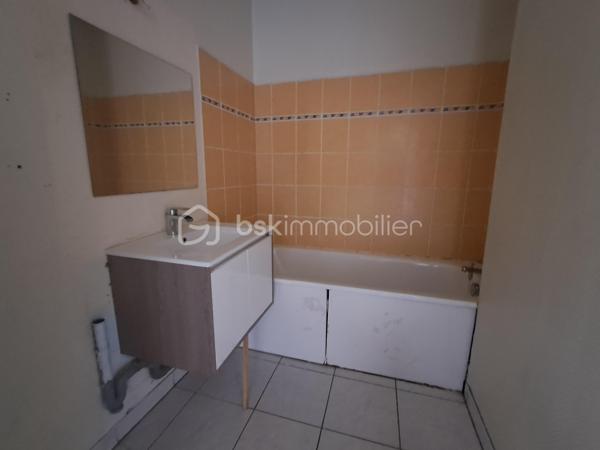 Découvrez cet appartement T3 en duplex, situé dans une résidence en pleine transformation, qui gagne en attractivité. Cet espace lumineux et bien entretenu est parfait pour une vie confortable.

Caractéristiques de l'appartement :

Entrée accueillante donnant sur un séjour spacieux et une cuisine ouverte, tous deux disposant d’un balcon commun offrant une vue dégagée, idéal pour vos moments de détente.
La cuisine est a aménagée à son goût.
À l’étage, vous trouverez deux chambres , dont une avec son propre balcon
Salle de bain située à l'étage pour plus de praticité
Les WC sont situés dans l'entrée, ajoutant à la fonctionnalité de l'espace
Le chauffage électrique assure un confort optimal tout au long de l'année. 

Charges de copropriété 300€/trimestre 
Taxe foncière 800€ 

Ne manquez pas cette occasion de vivre dans un cadre agréable, en pleine évolution. Contactez-moi dès maintenant pour organiser une visite !