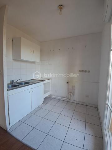 Découvrez cet appartement T3 en duplex, situé dans une résidence en pleine transformation, qui gagne en attractivité. Cet espace lumineux et bien entretenu est parfait pour une vie confortable.

Caractéristiques de l'appartement :

Entrée accueillante donnant sur un séjour spacieux et une cuisine ouverte, tous deux disposant d’un balcon commun offrant une vue dégagée, idéal pour vos moments de détente.
La cuisine est a aménagée à son goût.
À l’étage, vous trouverez deux chambres , dont une avec son propre balcon
Salle de bain située à l'étage pour plus de praticité
Les WC sont situés dans l'entrée, ajoutant à la fonctionnalité de l'espace
Le chauffage électrique assure un confort optimal tout au long de l'année. 

Charges de copropriété 300€/trimestre 
Taxe foncière 800€ 

Ne manquez pas cette occasion de vivre dans un cadre agréable, en pleine évolution. Contactez-moi dès maintenant pour organiser une visite !