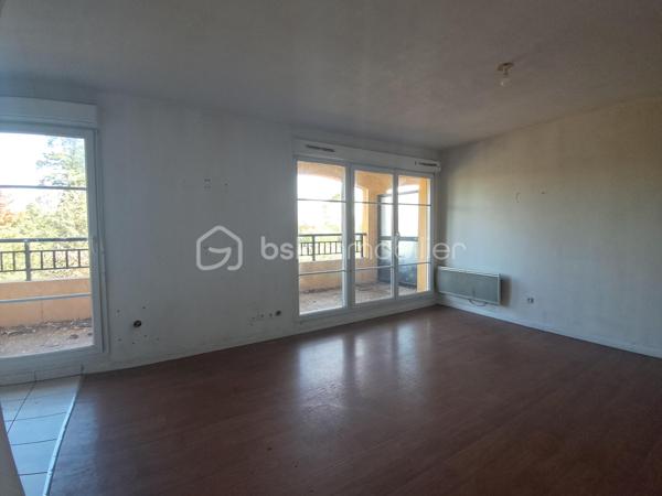 Découvrez cet appartement T3 en duplex, situé dans une résidence en pleine transformation, qui gagne en attractivité. Cet espace lumineux et bien entretenu est parfait pour une vie confortable.

Caractéristiques de l'appartement :

Entrée accueillante donnant sur un séjour spacieux et une cuisine ouverte, tous deux disposant d’un balcon commun offrant une vue dégagée, idéal pour vos moments de détente.
La cuisine est a aménagée à son goût.
À l’étage, vous trouverez deux chambres , dont une avec son propre balcon
Salle de bain située à l'étage pour plus de praticité
Les WC sont situés dans l'entrée, ajoutant à la fonctionnalité de l'espace
Le chauffage électrique assure un confort optimal tout au long de l'année. 

Charges de copropriété 300€/trimestre 
Taxe foncière 800€ 

Ne manquez pas cette occasion de vivre dans un cadre agréable, en pleine évolution. Contactez-moi dès maintenant pour organiser une visite !