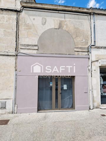 Local commercial avec vitrine, étage au dessus.