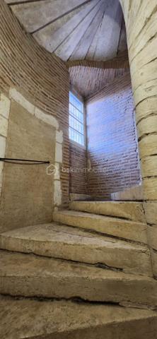 À quelques mètres de la cathédrale Sainte-Cécile, au cœur du centre historique d’Albi classé au patrimoine mondial de l’UNESCO, découvrez un appartement véritablement hors du commun.

Installé dans une ancienne tour de guet faisant partie des fortifications historiques de la cathédrale, ce T2 de 45,46 m² loi Carrez offre un cadre de vie unique, mêlant patrimoine, authenticité et confort moderne. Un bien rare sur le marché albigeois, idéal aussi bien pour une résidence principale, un pied-à-terre de charme ou un investissement locatif à forte valeur ajoutée.

Un appartement atypique avec un véritable cachet

Entièrement rénové, le logement se distingue par son organisation sur trois demi-niveaux, qui crée une circulation fluide et une agréable sensation d'espace. Cette configuration originale, associée à de beaux volumes, procure un ressenti bien supérieur à sa surface Carrez, proche de celui d'un appartement d'environ 55 m².

Dès l'entrée, le charme opère grâce aux éléments architecturaux préservés et aux volumes remarquables :

Emplacement exceptionnel en hyper-centre, dans l'un des secteurs les plus recherchés d'Albi.
Vue dégagée offrant luminosité et sensation d'ouverture.
Séjour cathédrale avec près de 4 mètres de hauteur sous plafond.
Cage d'escalier culminant à 4,68 mètres, renforçant la sensation d'espace.
Poutres apparentes et caractère authentique de l'ancien.
Agencement atypique et chaleureux, impossible à retrouver dans les programmes récents.
Cuisine rénovée il y a 5 ans.
Chaudière récente (5 ans).
Grande salle de bain avec baignoire.
Chambre confortable avec dressing et espaces de rangement.
Un bien particulièrement adapté à l'investissement

L'emplacement touristique exceptionnel, à quelques pas des principaux sites emblématiques d'Albi, constitue un véritable atout pour la location saisonnière. Les voyageurs recherchent précisément ce type de logement : un lieu authentique, chargé d'histoire et situé au cœur de la ville.

Sa singularité lui permet également de se démarquer facilement des offres classiques, un avantage important pour optimiser son attractivité locative.

Diagnostic énergétique et potentiel d'amélioration

Le logement est actuellement classé F au diagnostic énergétique.

Une amélioration significative est facilement envisageable grâce au remplacement des fenêtres par du double vitrage. Un devis d'artisan a déjà été réalisé pour un montant d'environ 4 000 €, avec possibilité d'intervention rapide dès juillet. Cet investissement permettrait d'améliorer sensiblement la performance énergétique du bien tout en augmentant son confort.

À savoir
Immeuble ancien sans ascenseur.
Un appartement rare, chargé d'histoire, offrant un cadre de vie unique au cœur d'Albi. Un bien de caractère qui séduira les amateurs d'authenticité autant que les investisseurs en quête d'un produit différenciant.