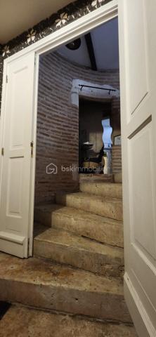 À quelques mètres de la cathédrale Sainte-Cécile, au cœur du centre historique d’Albi classé au patrimoine mondial de l’UNESCO, découvrez un appartement véritablement hors du commun.

Installé dans une ancienne tour de guet faisant partie des fortifications historiques de la cathédrale, ce T2 de 45,46 m² loi Carrez offre un cadre de vie unique, mêlant patrimoine, authenticité et confort moderne. Un bien rare sur le marché albigeois, idéal aussi bien pour une résidence principale, un pied-à-terre de charme ou un investissement locatif à forte valeur ajoutée.

Un appartement atypique avec un véritable cachet

Entièrement rénové, le logement se distingue par son organisation sur trois demi-niveaux, qui crée une circulation fluide et une agréable sensation d'espace. Cette configuration originale, associée à de beaux volumes, procure un ressenti bien supérieur à sa surface Carrez, proche de celui d'un appartement d'environ 55 m².

Dès l'entrée, le charme opère grâce aux éléments architecturaux préservés et aux volumes remarquables :

Emplacement exceptionnel en hyper-centre, dans l'un des secteurs les plus recherchés d'Albi.
Vue dégagée offrant luminosité et sensation d'ouverture.
Séjour cathédrale avec près de 4 mètres de hauteur sous plafond.
Cage d'escalier culminant à 4,68 mètres, renforçant la sensation d'espace.
Poutres apparentes et caractère authentique de l'ancien.
Agencement atypique et chaleureux, impossible à retrouver dans les programmes récents.
Cuisine rénovée il y a 5 ans.
Chaudière récente (5 ans).
Grande salle de bain avec baignoire.
Chambre confortable avec dressing et espaces de rangement.
Un bien particulièrement adapté à l'investissement

L'emplacement touristique exceptionnel, à quelques pas des principaux sites emblématiques d'Albi, constitue un véritable atout pour la location saisonnière. Les voyageurs recherchent précisément ce type de logement : un lieu authentique, chargé d'histoire et situé au cœur de la ville.

Sa singularité lui permet également de se démarquer facilement des offres classiques, un avantage important pour optimiser son attractivité locative.

Diagnostic énergétique et potentiel d'amélioration

Le logement est actuellement classé F au diagnostic énergétique.

Une amélioration significative est facilement envisageable grâce au remplacement des fenêtres par du double vitrage. Un devis d'artisan a déjà été réalisé pour un montant d'environ 4 000 €, avec possibilité d'intervention rapide dès juillet. Cet investissement permettrait d'améliorer sensiblement la performance énergétique du bien tout en augmentant son confort.

À savoir
Immeuble ancien sans ascenseur.
Un appartement rare, chargé d'histoire, offrant un cadre de vie unique au cœur d'Albi. Un bien de caractère qui séduira les amateurs d'authenticité autant que les investisseurs en quête d'un produit différenciant.