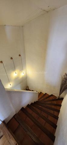 À quelques mètres de la cathédrale Sainte-Cécile, au cœur du centre historique d’Albi classé au patrimoine mondial de l’UNESCO, découvrez un appartement véritablement hors du commun.

Installé dans une ancienne tour de guet faisant partie des fortifications historiques de la cathédrale, ce T2 de 45,46 m² loi Carrez offre un cadre de vie unique, mêlant patrimoine, authenticité et confort moderne. Un bien rare sur le marché albigeois, idéal aussi bien pour une résidence principale, un pied-à-terre de charme ou un investissement locatif à forte valeur ajoutée.

Un appartement atypique avec un véritable cachet

Entièrement rénové, le logement se distingue par son organisation sur trois demi-niveaux, qui crée une circulation fluide et une agréable sensation d'espace. Cette configuration originale, associée à de beaux volumes, procure un ressenti bien supérieur à sa surface Carrez, proche de celui d'un appartement d'environ 55 m².

Dès l'entrée, le charme opère grâce aux éléments architecturaux préservés et aux volumes remarquables :

Emplacement exceptionnel en hyper-centre, dans l'un des secteurs les plus recherchés d'Albi.
Vue dégagée offrant luminosité et sensation d'ouverture.
Séjour cathédrale avec près de 4 mètres de hauteur sous plafond.
Cage d'escalier culminant à 4,68 mètres, renforçant la sensation d'espace.
Poutres apparentes et caractère authentique de l'ancien.
Agencement atypique et chaleureux, impossible à retrouver dans les programmes récents.
Cuisine rénovée il y a 5 ans.
Chaudière récente (5 ans).
Grande salle de bain avec baignoire.
Chambre confortable avec dressing et espaces de rangement.
Un bien particulièrement adapté à l'investissement

L'emplacement touristique exceptionnel, à quelques pas des principaux sites emblématiques d'Albi, constitue un véritable atout pour la location saisonnière. Les voyageurs recherchent précisément ce type de logement : un lieu authentique, chargé d'histoire et situé au cœur de la ville.

Sa singularité lui permet également de se démarquer facilement des offres classiques, un avantage important pour optimiser son attractivité locative.

Diagnostic énergétique et potentiel d'amélioration

Le logement est actuellement classé F au diagnostic énergétique.

Une amélioration significative est facilement envisageable grâce au remplacement des fenêtres par du double vitrage. Un devis d'artisan a déjà été réalisé pour un montant d'environ 4 000 €, avec possibilité d'intervention rapide dès juillet. Cet investissement permettrait d'améliorer sensiblement la performance énergétique du bien tout en augmentant son confort.

À savoir
Immeuble ancien sans ascenseur.
Un appartement rare, chargé d'histoire, offrant un cadre de vie unique au cœur d'Albi. Un bien de caractère qui séduira les amateurs d'authenticité autant que les investisseurs en quête d'un produit différenciant.