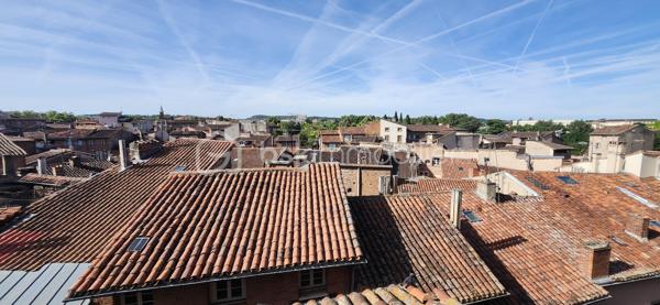 À quelques mètres de la cathédrale Sainte-Cécile, au cœur du centre historique d’Albi classé au patrimoine mondial de l’UNESCO, découvrez un appartement véritablement hors du commun.

Installé dans une ancienne tour de guet faisant partie des fortifications historiques de la cathédrale, ce T2 de 45,46 m² loi Carrez offre un cadre de vie unique, mêlant patrimoine, authenticité et confort moderne. Un bien rare sur le marché albigeois, idéal aussi bien pour une résidence principale, un pied-à-terre de charme ou un investissement locatif à forte valeur ajoutée.

Un appartement atypique avec un véritable cachet

Entièrement rénové, le logement se distingue par son organisation sur trois demi-niveaux, qui crée une circulation fluide et une agréable sensation d'espace. Cette configuration originale, associée à de beaux volumes, procure un ressenti bien supérieur à sa surface Carrez, proche de celui d'un appartement d'environ 55 m².

Dès l'entrée, le charme opère grâce aux éléments architecturaux préservés et aux volumes remarquables :

Emplacement exceptionnel en hyper-centre, dans l'un des secteurs les plus recherchés d'Albi.
Vue dégagée offrant luminosité et sensation d'ouverture.
Séjour cathédrale avec près de 4 mètres de hauteur sous plafond.
Cage d'escalier culminant à 4,68 mètres, renforçant la sensation d'espace.
Poutres apparentes et caractère authentique de l'ancien.
Agencement atypique et chaleureux, impossible à retrouver dans les programmes récents.
Cuisine rénovée il y a 5 ans.
Chaudière récente (5 ans).
Grande salle de bain avec baignoire.
Chambre confortable avec dressing et espaces de rangement.
Un bien particulièrement adapté à l'investissement

L'emplacement touristique exceptionnel, à quelques pas des principaux sites emblématiques d'Albi, constitue un véritable atout pour la location saisonnière. Les voyageurs recherchent précisément ce type de logement : un lieu authentique, chargé d'histoire et situé au cœur de la ville.

Sa singularité lui permet également de se démarquer facilement des offres classiques, un avantage important pour optimiser son attractivité locative.

Diagnostic énergétique et potentiel d'amélioration

Le logement est actuellement classé F au diagnostic énergétique.

Une amélioration significative est facilement envisageable grâce au remplacement des fenêtres par du double vitrage. Un devis d'artisan a déjà été réalisé pour un montant d'environ 4 000 €, avec possibilité d'intervention rapide dès juillet. Cet investissement permettrait d'améliorer sensiblement la performance énergétique du bien tout en augmentant son confort.

À savoir
Immeuble ancien sans ascenseur.
Un appartement rare, chargé d'histoire, offrant un cadre de vie unique au cœur d'Albi. Un bien de caractère qui séduira les amateurs d'authenticité autant que les investisseurs en quête d'un produit différenciant.
