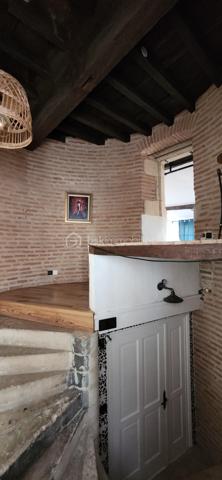 À quelques mètres de la cathédrale Sainte-Cécile, au cœur du centre historique d’Albi classé au patrimoine mondial de l’UNESCO, découvrez un appartement véritablement hors du commun.

Installé dans une ancienne tour de guet faisant partie des fortifications historiques de la cathédrale, ce T2 de 45,46 m² loi Carrez offre un cadre de vie unique, mêlant patrimoine, authenticité et confort moderne. Un bien rare sur le marché albigeois, idéal aussi bien pour une résidence principale, un pied-à-terre de charme ou un investissement locatif à forte valeur ajoutée.

Un appartement atypique avec un véritable cachet

Entièrement rénové, le logement se distingue par son organisation sur trois demi-niveaux, qui crée une circulation fluide et une agréable sensation d'espace. Cette configuration originale, associée à de beaux volumes, procure un ressenti bien supérieur à sa surface Carrez, proche de celui d'un appartement d'environ 55 m².

Dès l'entrée, le charme opère grâce aux éléments architecturaux préservés et aux volumes remarquables :

Emplacement exceptionnel en hyper-centre, dans l'un des secteurs les plus recherchés d'Albi.
Vue dégagée offrant luminosité et sensation d'ouverture.
Séjour cathédrale avec près de 4 mètres de hauteur sous plafond.
Cage d'escalier culminant à 4,68 mètres, renforçant la sensation d'espace.
Poutres apparentes et caractère authentique de l'ancien.
Agencement atypique et chaleureux, impossible à retrouver dans les programmes récents.
Cuisine rénovée il y a 5 ans.
Chaudière récente (5 ans).
Grande salle de bain avec baignoire.
Chambre confortable avec dressing et espaces de rangement.
Un bien particulièrement adapté à l'investissement

L'emplacement touristique exceptionnel, à quelques pas des principaux sites emblématiques d'Albi, constitue un véritable atout pour la location saisonnière. Les voyageurs recherchent précisément ce type de logement : un lieu authentique, chargé d'histoire et situé au cœur de la ville.

Sa singularité lui permet également de se démarquer facilement des offres classiques, un avantage important pour optimiser son attractivité locative.

Diagnostic énergétique et potentiel d'amélioration

Le logement est actuellement classé F au diagnostic énergétique.

Une amélioration significative est facilement envisageable grâce au remplacement des fenêtres par du double vitrage. Un devis d'artisan a déjà été réalisé pour un montant d'environ 4 000 €, avec possibilité d'intervention rapide dès juillet. Cet investissement permettrait d'améliorer sensiblement la performance énergétique du bien tout en augmentant son confort.

À savoir
Immeuble ancien sans ascenseur.
Un appartement rare, chargé d'histoire, offrant un cadre de vie unique au cœur d'Albi. Un bien de caractère qui séduira les amateurs d'authenticité autant que les investisseurs en quête d'un produit différenciant.