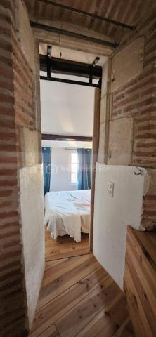 À quelques mètres de la cathédrale Sainte-Cécile, au cœur du centre historique d’Albi classé au patrimoine mondial de l’UNESCO, découvrez un appartement véritablement hors du commun.

Installé dans une ancienne tour de guet faisant partie des fortifications historiques de la cathédrale, ce T2 de 45,46 m² loi Carrez offre un cadre de vie unique, mêlant patrimoine, authenticité et confort moderne. Un bien rare sur le marché albigeois, idéal aussi bien pour une résidence principale, un pied-à-terre de charme ou un investissement locatif à forte valeur ajoutée.

Un appartement atypique avec un véritable cachet

Entièrement rénové, le logement se distingue par son organisation sur trois demi-niveaux, qui crée une circulation fluide et une agréable sensation d'espace. Cette configuration originale, associée à de beaux volumes, procure un ressenti bien supérieur à sa surface Carrez, proche de celui d'un appartement d'environ 55 m².

Dès l'entrée, le charme opère grâce aux éléments architecturaux préservés et aux volumes remarquables :

Emplacement exceptionnel en hyper-centre, dans l'un des secteurs les plus recherchés d'Albi.
Vue dégagée offrant luminosité et sensation d'ouverture.
Séjour cathédrale avec près de 4 mètres de hauteur sous plafond.
Cage d'escalier culminant à 4,68 mètres, renforçant la sensation d'espace.
Poutres apparentes et caractère authentique de l'ancien.
Agencement atypique et chaleureux, impossible à retrouver dans les programmes récents.
Cuisine rénovée il y a 5 ans.
Chaudière récente (5 ans).
Grande salle de bain avec baignoire.
Chambre confortable avec dressing et espaces de rangement.
Un bien particulièrement adapté à l'investissement

L'emplacement touristique exceptionnel, à quelques pas des principaux sites emblématiques d'Albi, constitue un véritable atout pour la location saisonnière. Les voyageurs recherchent précisément ce type de logement : un lieu authentique, chargé d'histoire et situé au cœur de la ville.

Sa singularité lui permet également de se démarquer facilement des offres classiques, un avantage important pour optimiser son attractivité locative.

Diagnostic énergétique et potentiel d'amélioration

Le logement est actuellement classé F au diagnostic énergétique.

Une amélioration significative est facilement envisageable grâce au remplacement des fenêtres par du double vitrage. Un devis d'artisan a déjà été réalisé pour un montant d'environ 4 000 €, avec possibilité d'intervention rapide dès juillet. Cet investissement permettrait d'améliorer sensiblement la performance énergétique du bien tout en augmentant son confort.

À savoir
Immeuble ancien sans ascenseur.
Un appartement rare, chargé d'histoire, offrant un cadre de vie unique au cœur d'Albi. Un bien de caractère qui séduira les amateurs d'authenticité autant que les investisseurs en quête d'un produit différenciant.