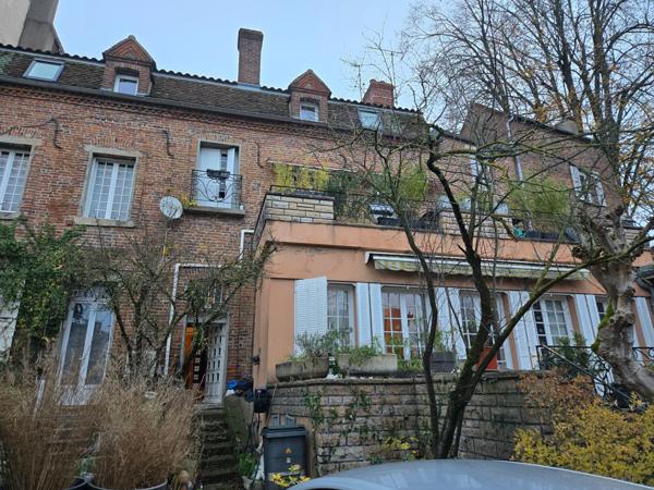 Placé dans un des plus beau quartier de LOUHANS ,magnifique appartement rénové avec charme et authenticité coup de coeur garantie.