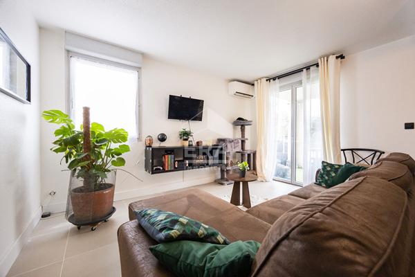 À vendre à Saint Estève : Appartement 5 pièces dans résidence avec piscine