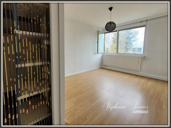 Appartement F2, à louer VAIRES SUR MARNE, GRAND F2 À LOUER, LUMINEUX AVEC PARKING & CAVE de 48 m², gare à pied, dernier étage.