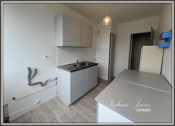 Appartement F2, à louer VAIRES SUR MARNE, GRAND F2 À LOUER, LUMINEUX AVEC PARKING & CAVE de 48 m², gare à pied, dernier étage.