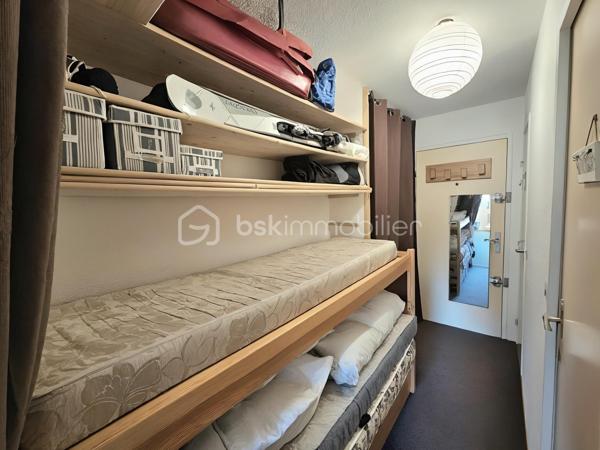 Dans une copropriété sécurisée par badge Vigik et code d’accès, avec ascenseur et PARKING COLLECTIF FERME PAR UNE BARRIERE, venez découvrir ce studio idéalement situé à proximité immédiate des commerces (boulangerie - patisserie, restaurant, magasin de location de skis et vtt).

Il se compose d’un coin montagne avec 2 lits superposés, d’une pièce de vie lumineuse exposée plein sud offrant une vue dégagée sur les montagnes, d’une salle d’eau et de toilettes séparés.

Appartement est fonctionnel, parfait pour un pied-à-terre à la montagne ou un investissement locatif.
Le bien est vendu meublé. Jouissance d'un casier à skis

📍 Les + : copropriété sécurisée (Vigik + code) – exposition sud – ascenseur – parking collectif fermé – proximité commerces.
