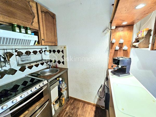 Dans une copropriété sécurisée par badge Vigik et code d’accès, avec ascenseur et PARKING COLLECTIF FERME PAR UNE BARRIERE, venez découvrir ce studio idéalement situé à proximité immédiate des commerces (boulangerie - patisserie, restaurant, magasin de location de skis et vtt).

Il se compose d’un coin montagne avec 2 lits superposés, d’une pièce de vie lumineuse exposée plein sud offrant une vue dégagée sur les montagnes, d’une salle d’eau et de toilettes séparés.

Appartement est fonctionnel, parfait pour un pied-à-terre à la montagne ou un investissement locatif.
Le bien est vendu meublé. Jouissance d'un casier à skis

📍 Les + : copropriété sécurisée (Vigik + code) – exposition sud – ascenseur – parking collectif fermé – proximité commerces.
