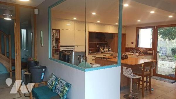 Une maison d'habitation de 2008 construite en parpaings sous ardoises naturelles comprenant :
...