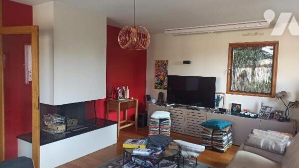 Une maison d'habitation de 2008 construite en parpaings sous ardoises naturelles comprenant :
...