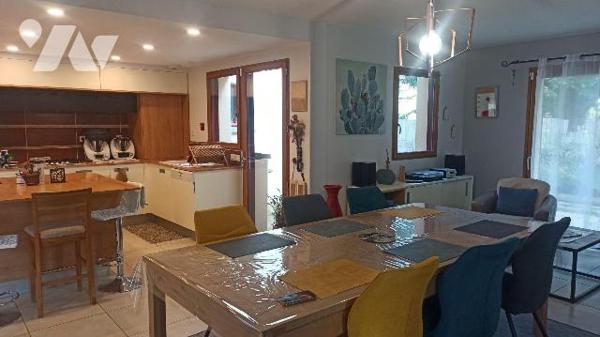 Une maison d'habitation de 2008 construite en parpaings sous ardoises naturelles comprenant :
...