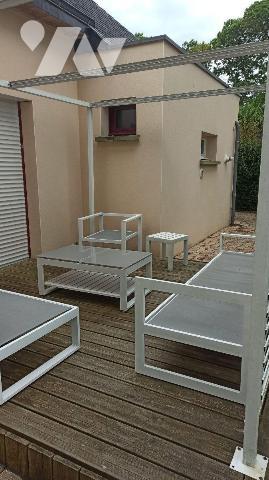 Une maison d'habitation de 2008 construite en parpaings sous ardoises naturelles comprenant :
...