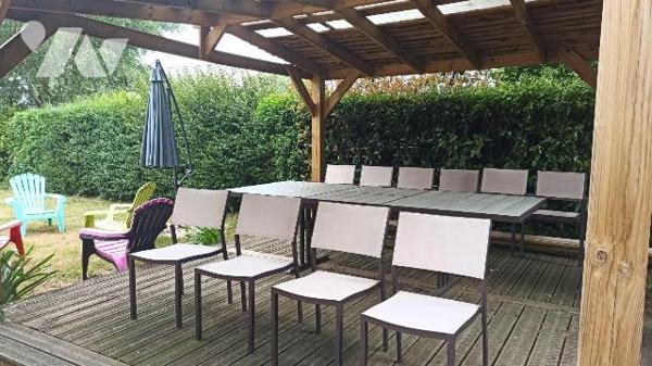 Une maison d'habitation de 2008 construite en parpaings sous ardoises naturelles comprenant :
...