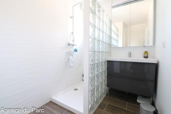 ROYAN - QUARTIER DU PARC - 200 M PLAGE - ENTRE MAISON ET APPARTEMENT - 4 CHAMBRES - JARDIN