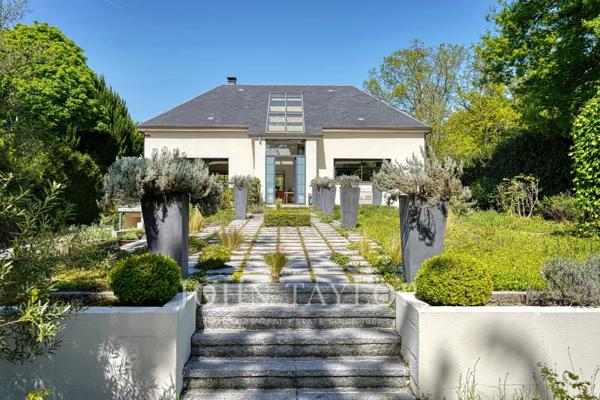 Maison contemporaine au sein d'un d'un domaine privé