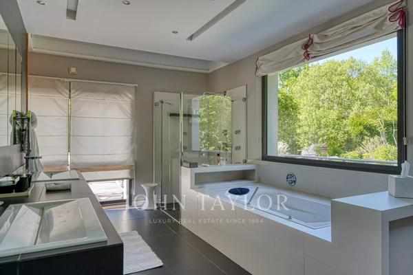 Maison contemporaine au sein d'un d'un domaine privé