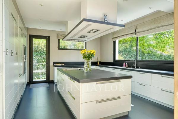 Maison contemporaine au sein d'un d'un domaine privé