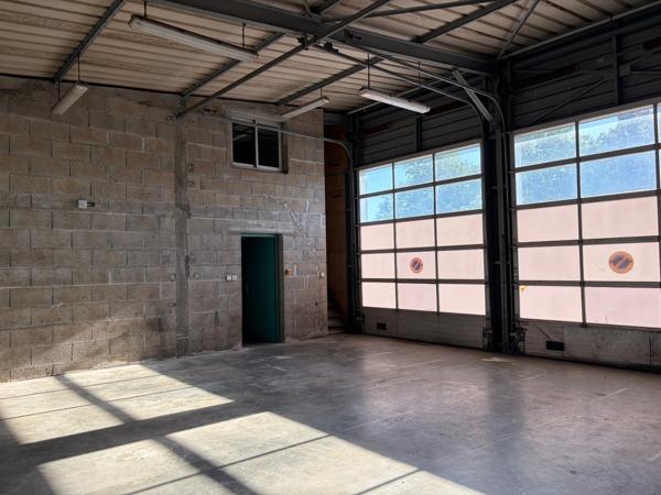LUCON (85400) EN PLEINE ZONE ARTISANALE LOCAL PROFESSIONNEL 90M² EN TRES BON ETAT AVEC PARKING PRIVATIF