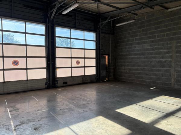 LUCON (85400) EN PLEINE ZONE ARTISANALE LOCAL PROFESSIONNEL 90M² EN TRES BON ETAT AVEC PARKING PRIVATIF