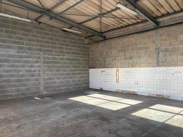LUCON (85400) EN PLEINE ZONE ARTISANALE LOCAL PROFESSIONNEL 90M² EN TRES BON ETAT AVEC PARKING PRIVATIF