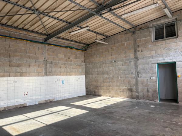 LUCON (85400) EN PLEINE ZONE ARTISANALE LOCAL PROFESSIONNEL 90M² EN TRES BON ETAT AVEC PARKING PRIVATIF