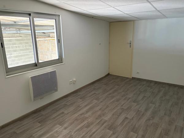 LUCON (85400) EN PLEINE ZONE ARTISANALE LOCAL PROFESSIONNEL 90M² EN TRES BON ETAT AVEC PARKING PRIVATIF