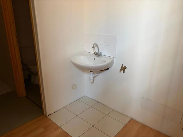 LUCON (85400) EN PLEINE ZONE ARTISANALE LOCAL PROFESSIONNEL 90M² EN TRES BON ETAT AVEC PARKING PRIVATIF