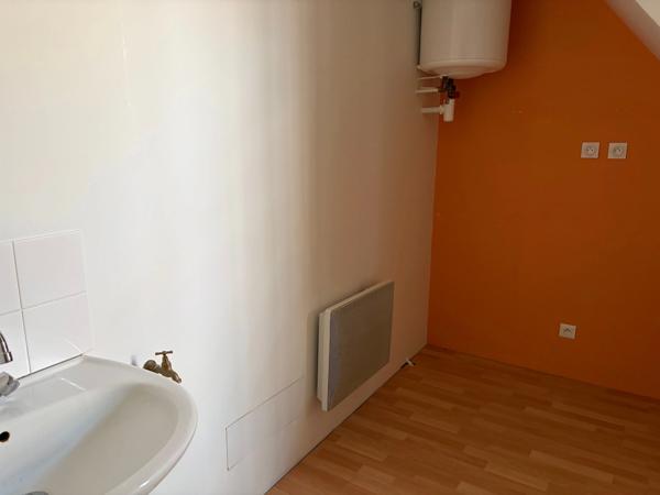 LUCON (85400) EN PLEINE ZONE ARTISANALE LOCAL PROFESSIONNEL 90M² EN TRES BON ETAT AVEC PARKING PRIVATIF