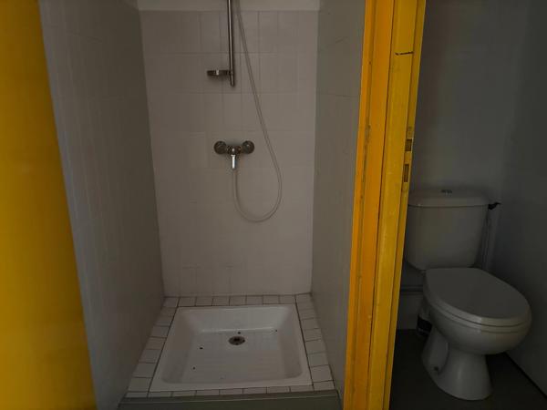 LUCON (85400) EN PLEINE ZONE ARTISANALE LOCAL PROFESSIONNEL 90M² EN TRES BON ETAT AVEC PARKING PRIVATIF