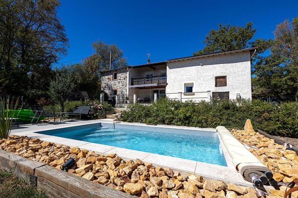 Superbe bâtisse de caractère avec piscine et grand terrain de 1,8 hectare