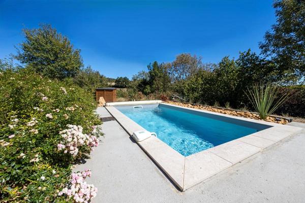 Superbe bâtisse de caractère avec piscine et grand terrain de 1,8 hectare