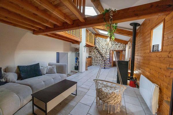 Superbe bâtisse de caractère avec piscine et grand terrain de 1,8 hectare