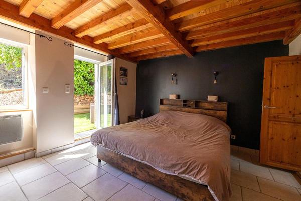 Superbe bâtisse de caractère avec piscine et grand terrain de 1,8 hectare