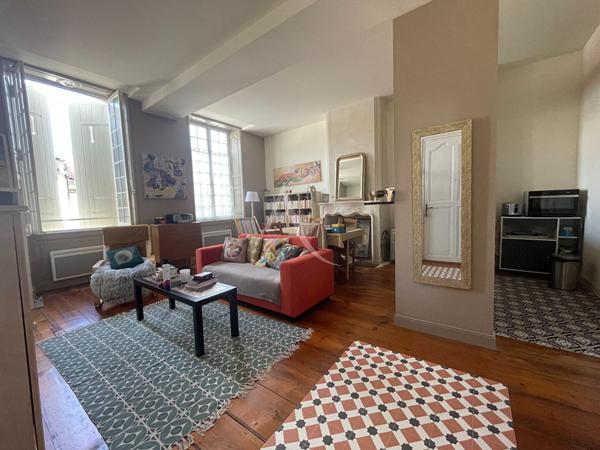 SAINTES historique Appartement T2 de 46m²,proche mairie.