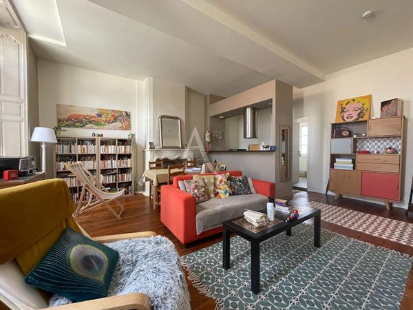 SAINTES historique Appartement T2 de 46m²,proche mairie.