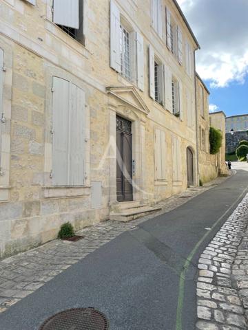 SAINTES historique Appartement T2 de 46m²,proche mairie.