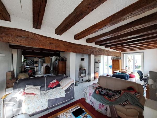 Maison ancienne plain-pied sur 510m² terrain.