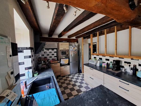Maison ancienne plain-pied sur 510m² terrain.