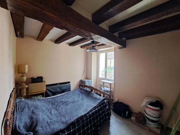 Maison ancienne plain-pied sur 510m² terrain.