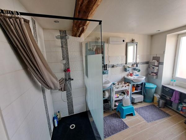 Maison ancienne plain-pied sur 510m² terrain.