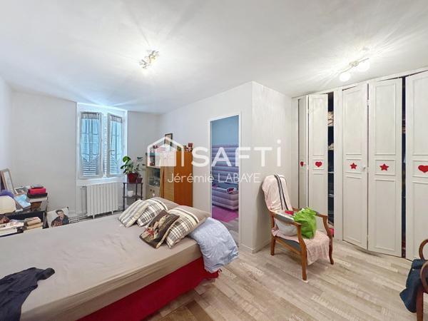 Grande maison avec dépendances et vaste terrain !