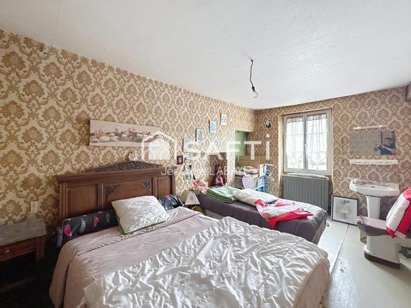 Grande maison avec dépendances et vaste terrain !