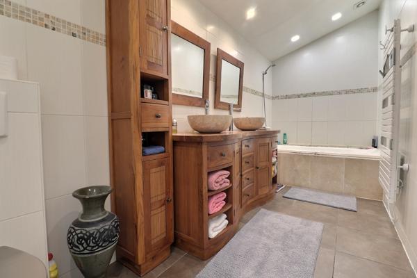 Plan-de-Cuques (13380) Maison individuelle T5: 4 chambres dont 3 en rdc avec piscine et jacuzzi dans Plan de Cuques...