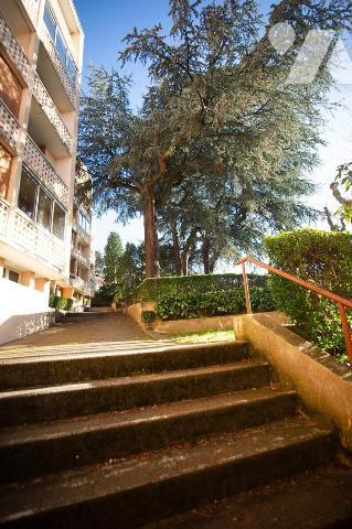 Saint-Etienne (Loire), un appartement de type 2 de 47.50m² surface Carrez avec garage fermé, Rue d